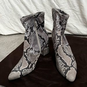 NWOT Steve Madden Suede Snake Booties